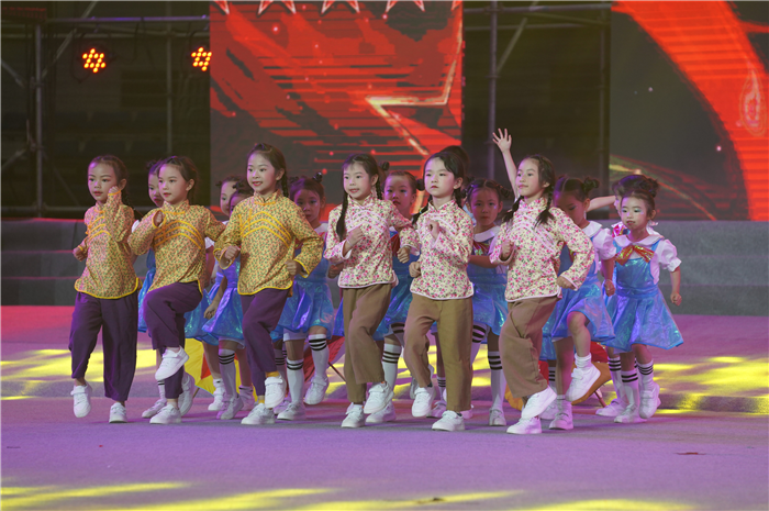 8.幼兒歌舞表演《我是一個(gè)好小孩》《我和星星打電話》