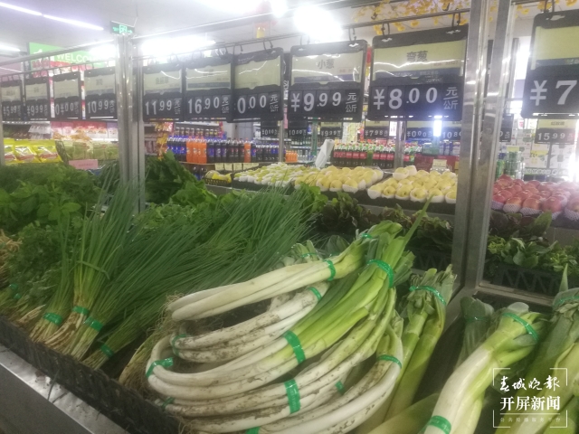 昆明大蔥降價(jià)(春城晚報(bào)-開屏新聞?dòng)浾?夏體雷 攝)