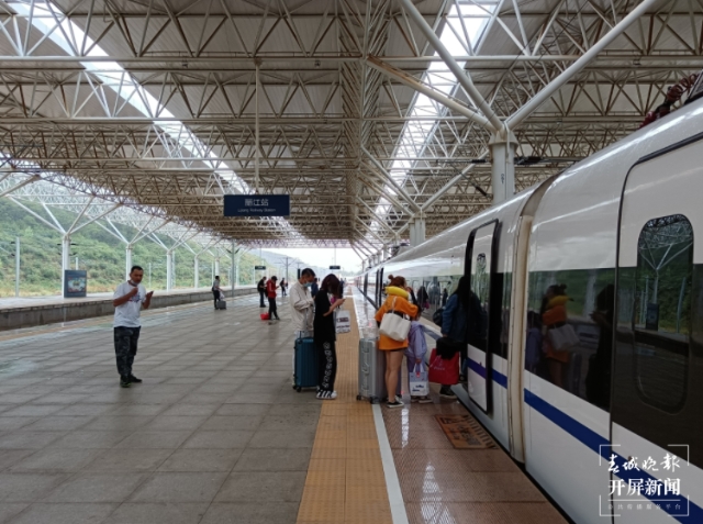 上半年云南鐵路發(fā)送旅客2615萬(wàn)人次(春城晚報(bào)-開(kāi)屏新聞?dòng)浾?孫江葒 通訊員 鄧瑜 攝)