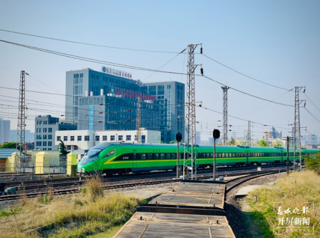 上半年云南鐵路發(fā)送旅客2615萬(wàn)人次(春城晚報(bào)-開(kāi)屏新聞?dòng)浾?孫江葒 通訊員 鄧瑜 攝)