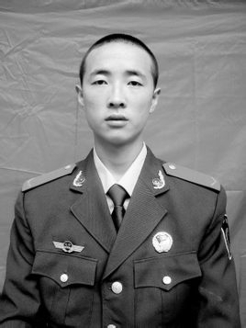 云南戰(zhàn)士抓捕毒販犧牲后警犬江邊守望