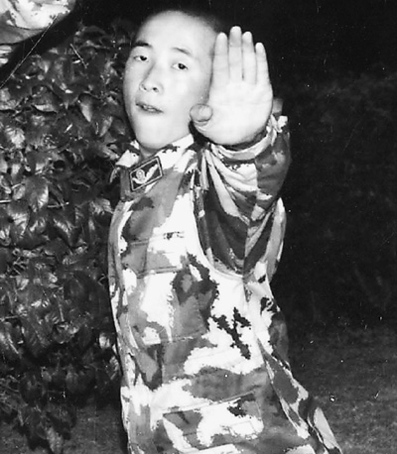 云南戰(zhàn)士抓捕毒販犧牲后警犬江邊守望