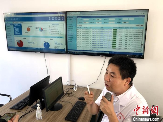 三明市將樂(lè)縣總醫(yī)院萬(wàn)安分院院長(zhǎng)饒觀音介紹醫(yī)院使用的健康管理平臺(tái)?！±罴?攝