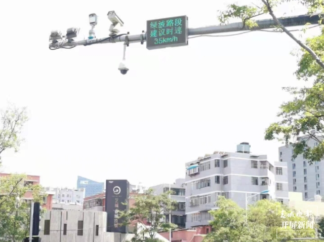 “簡(jiǎn)直太幸運(yùn)！”昆明300多個(gè)路口實(shí)施“綠波帶”，市民駕車很舒心 春城晚報(bào)-開屏新聞?dòng)浾?劉嘉 攝影報(bào)道