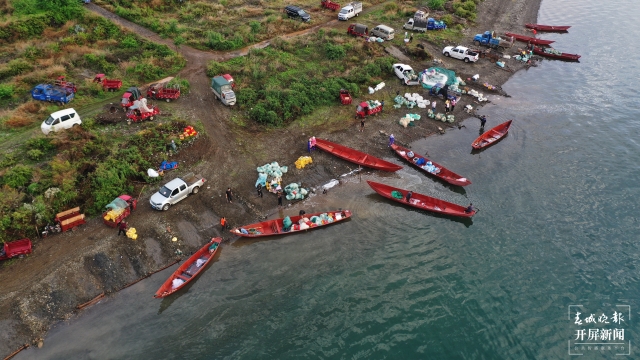 數(shù)萬盞漁燈點亮麗江程海（春城晚報-開屏新聞記者 木曉雯 通訊員 子云澤 楊波 攝）