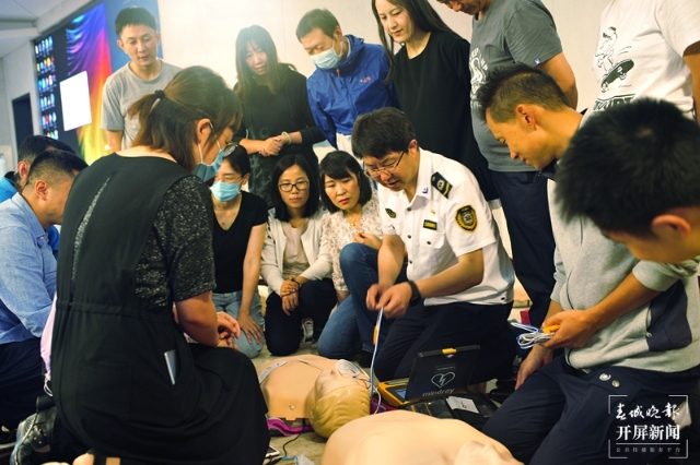 @云南人 4800臺AED已覆蓋全省16個州市，遇到緊急情況可直接取用（記者羅宗偉攝影報道）