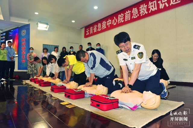 @云南人 4800臺AED已覆蓋全省16個州市，遇到緊急情況可直接取用（記者羅宗偉攝影報道）