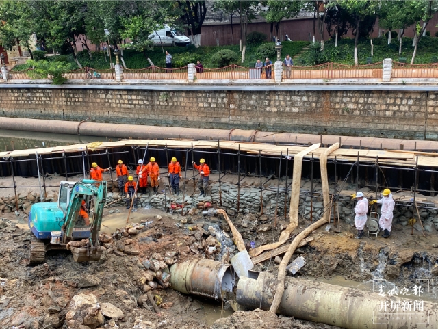 最新！盤龍江底管道漏損搶修，人工刨出作業(yè)面需替換8米管道