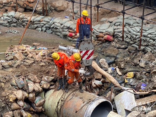 最新！盤龍江底管道漏損搶修，人工刨出作業(yè)面需替換8米管道