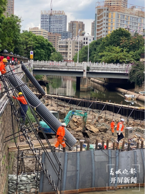 最新！盤龍江底管道漏損搶修，人工刨出作業(yè)面需替換8米管道