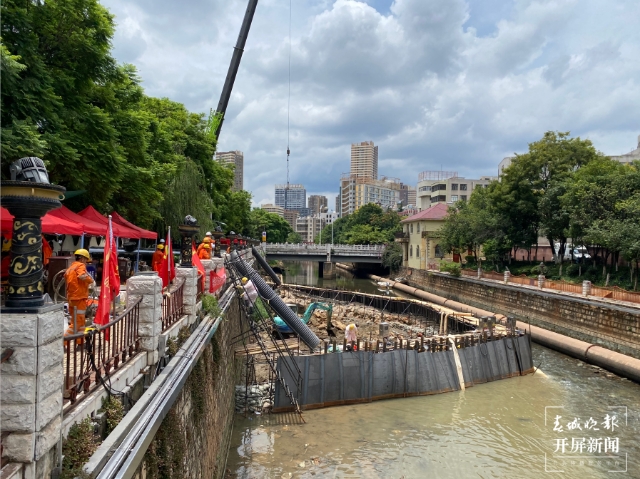 最新！盤龍江底管道漏損搶修，人工刨出作業(yè)面需替換8米管道