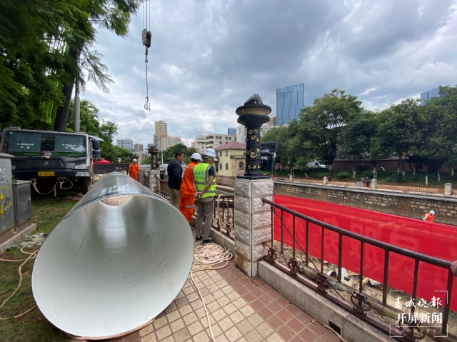 最新！盤龍江底管道漏損搶修，人工刨出作業(yè)面需替換8米管道