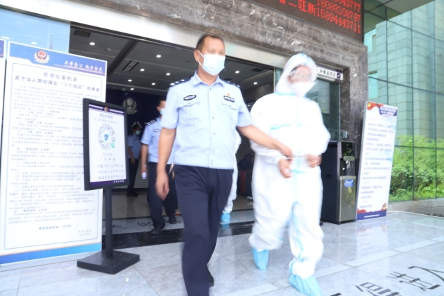 云南芒市押解8名犯罪嫌疑人公開指認現(xiàn)場（德宏邊境管理支隊 供圖）