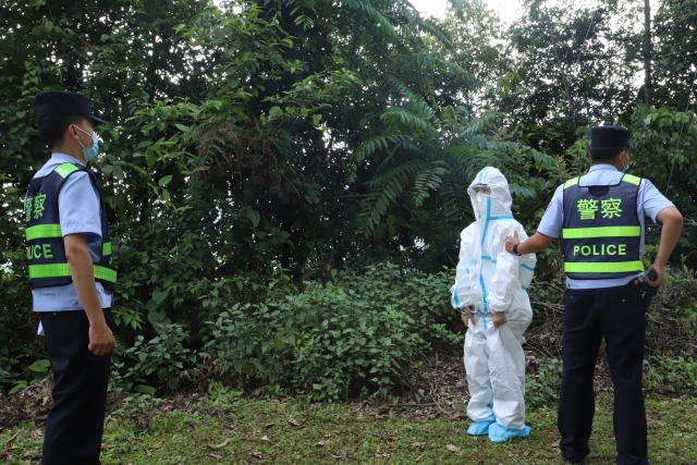 云南芒市押解8名犯罪嫌疑人公開指認現(xiàn)場（德宏邊境管理支隊 供圖）