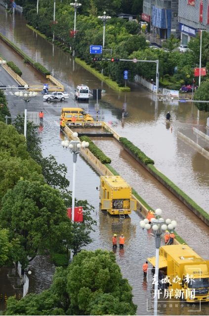 強(qiáng)降雨后昆明海源中路斷交，水深處達(dá)30mm 春城晚報(bào)-開屏新聞?dòng)浾?孫琴霞 文 龍宇丹 攝