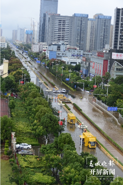 強(qiáng)降雨后昆明海源中路斷交，水深處達(dá)30mm 春城晚報(bào)-開屏新聞?dòng)浾?孫琴霞 文 龍宇丹 攝