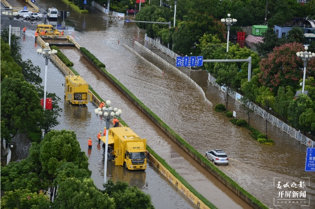 強(qiáng)降雨后昆明海源中路斷交，水深處達(dá)30mm 春城晚報(bào)-開屏新聞?dòng)浾?孫琴霞 文 龍宇丹 攝