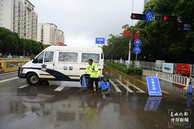 強(qiáng)降雨后昆明海源中路斷交，水深處達(dá)30mm 春城晚報(bào)-開屏新聞?dòng)浾?孫琴霞 文 龍宇丹 攝