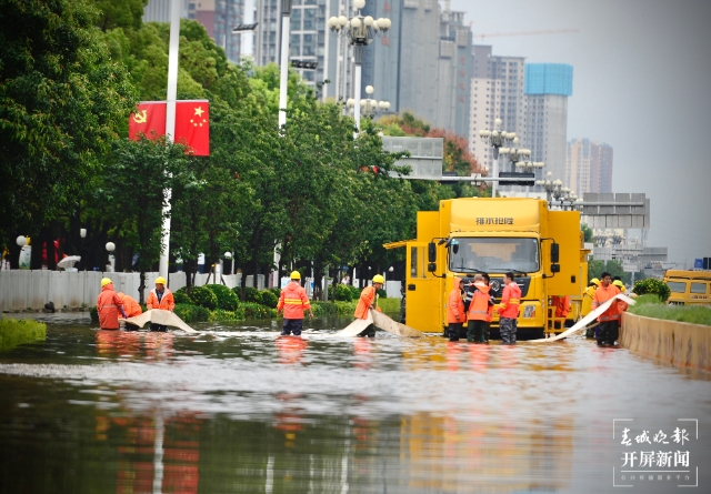 強(qiáng)降雨后昆明海源中路斷交，水深處達(dá)30mm 春城晚報(bào)-開屏新聞?dòng)浾?孫琴霞 文 龍宇丹 攝