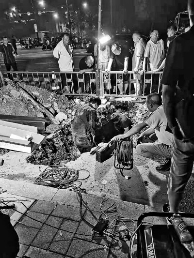 為了家園恢復(fù)美麗——鄭州干群齊心協(xié)力開(kāi)始災(zāi)后重建 為了家園恢復(fù)美麗——鄭州干群齊心協(xié)力開(kāi)始災(zāi)后重建