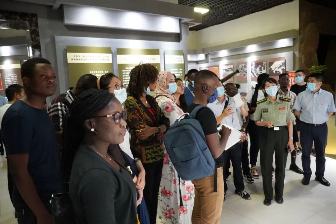  7月13日下午，來(lái)自13個(gè)非洲國(guó)家的青年代表在中國(guó)山西興縣參觀了晉綏邊區(qū)革命紀(jì)念館。