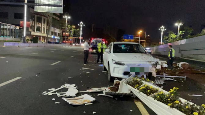 昆明一網約車凌晨市中心肇事 撞翻路中十多米花盆（市民供圖）