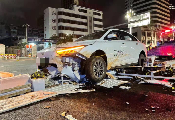 昆明一網約車凌晨市中心肇事 撞翻路中十多米花盆（市民供圖）