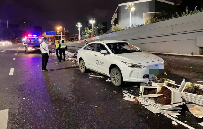昆明一網約車凌晨市中心肇事 撞翻路中十多米花盆（市民供圖）