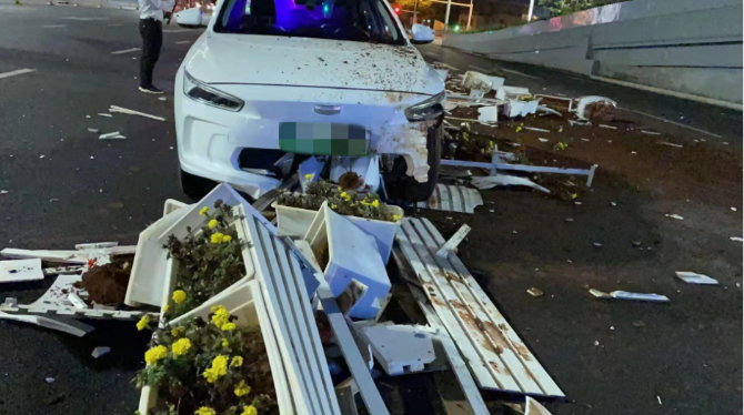 昆明一網約車凌晨市中心肇事 撞翻路中十多米花盆（市民供圖）