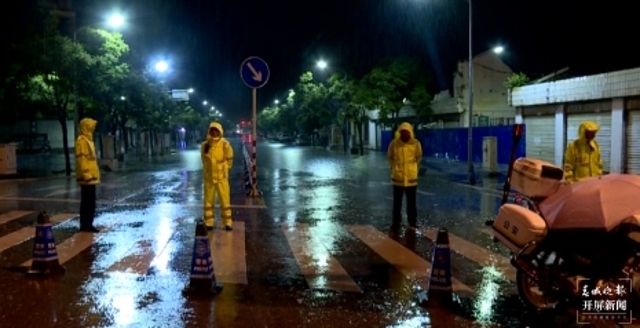 主城區(qū)多路段內(nèi)澇 多部門聯(lián)動連夜排險(崔敏 通訊員 吳秀華 攝影報道)