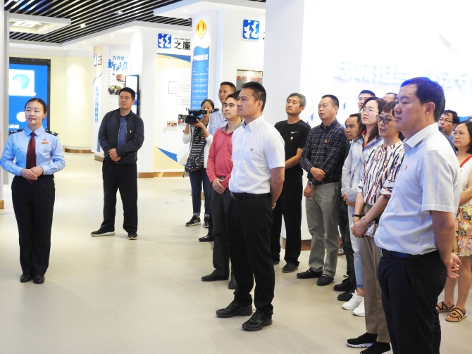 昆明市晉寧區(qū)區(qū)委副書記李松同志一行參觀晉寧區(qū)稅務局文化展廳