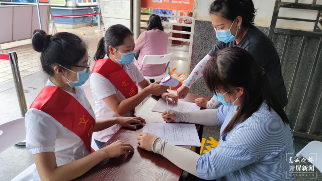 昆明西北部汽車客運站設(shè)立新冠疫苗接種點(春城晚報-開屏新聞記者 王磊 通訊員 楊瑞 攝)