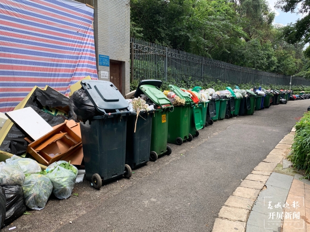 市民投訴昆明金色俊園小區(qū)垃圾4天無(wú)人清運(yùn)(春城晚報(bào)-開(kāi)屏新聞?dòng)浾?孫琴霞 實(shí)習(xí)生 黃千儀 攝)