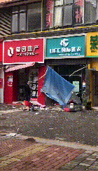 可怕！昆明一高層住戶3分鐘內(nèi)三次高空拋物，傷者頭部縫了六七針… 圖片來(lái)源于8099999