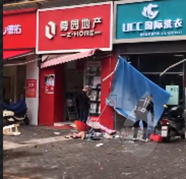 可怕！昆明一高層住戶3分鐘內(nèi)三次高空拋物，傷者頭部縫了六七針… 圖片來(lái)源于8099999