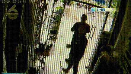 可怕！昆明一高層住戶3分鐘內(nèi)三次高空拋物，傷者頭部縫了六七針… 圖片來(lái)源于8099999