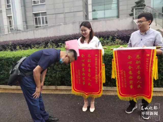 等了9年，昆明這個(gè)小區(qū)1200多名業(yè)主終于拿到房產(chǎn)證！ 春城晚報(bào)-開屏新聞?dòng)浾?馬藝寧 李強(qiáng) 實(shí)習(xí)生 彭麗 攝影報(bào)道