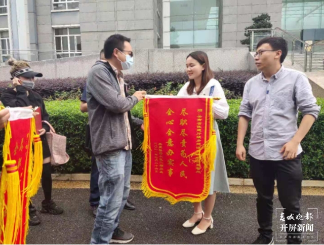 等了9年，昆明這個(gè)小區(qū)1200多名業(yè)主終于拿到房產(chǎn)證！ 春城晚報(bào)-開屏新聞?dòng)浾?馬藝寧 李強(qiáng) 實(shí)習(xí)生 彭麗 攝影報(bào)道