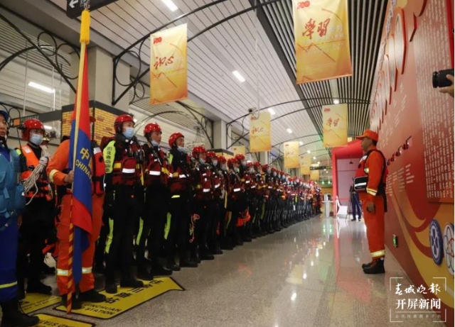 云南省首次地鐵站點(diǎn)淹積水實(shí)戰(zhàn)演練在昆明舉行(春城晚報(bào)-開屏新聞?dòng)浾?劉嘉 攝)