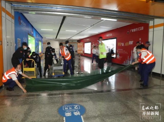 云南省首次地鐵站點(diǎn)淹積水實(shí)戰(zhàn)演練在昆明舉行(春城晚報(bào)-開屏新聞?dòng)浾?劉嘉 攝)