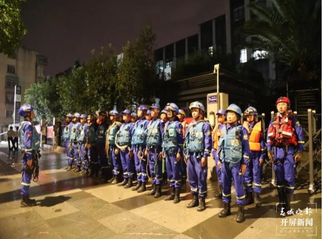 云南省首次地鐵站點(diǎn)淹積水實(shí)戰(zhàn)演練在昆明舉行(春城晚報(bào)-開屏新聞?dòng)浾?劉嘉 攝)