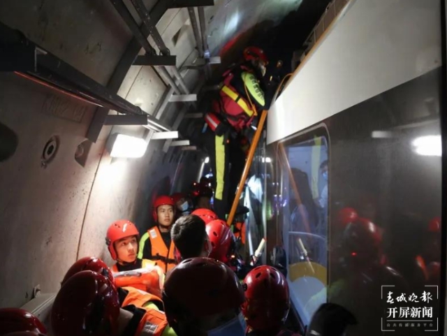 云南省首次地鐵站點(diǎn)淹積水實(shí)戰(zhàn)演練在昆明舉行(春城晚報(bào)-開屏新聞?dòng)浾?劉嘉 攝)