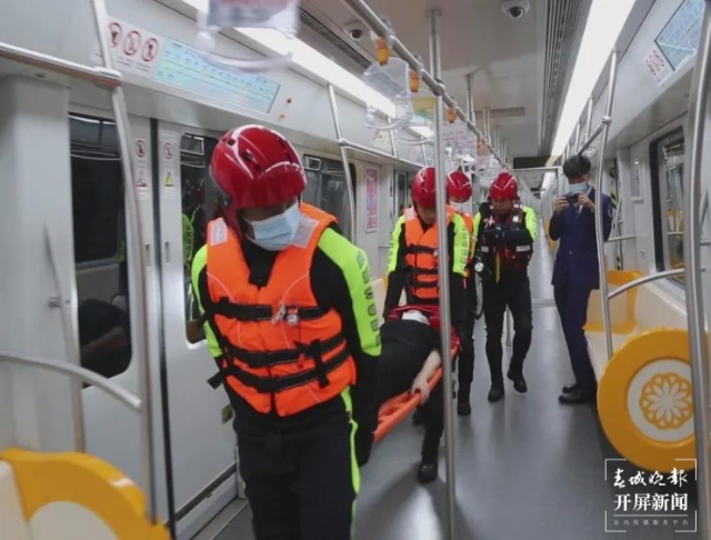 云南省首次地鐵站點(diǎn)淹積水實(shí)戰(zhàn)演練在昆明舉行(春城晚報(bào)-開屏新聞?dòng)浾?劉嘉 攝)