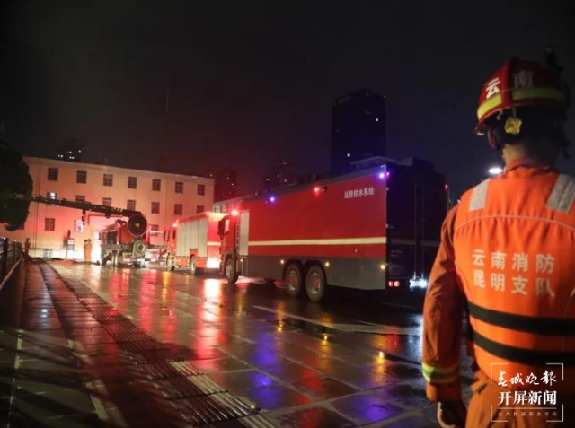 云南省首次地鐵站點(diǎn)淹積水實(shí)戰(zhàn)演練在昆明舉行(春城晚報(bào)-開屏新聞?dòng)浾?劉嘉 攝)