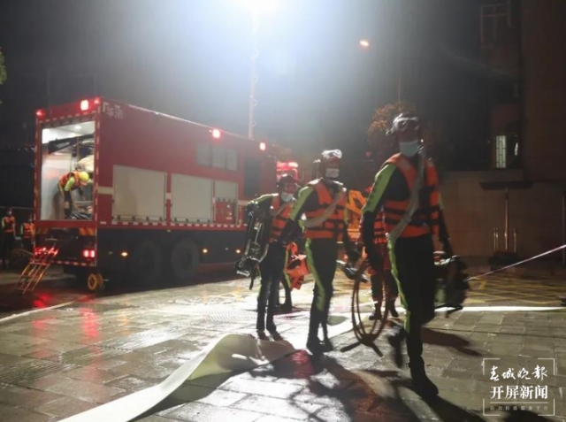 云南省首次地鐵站點(diǎn)淹積水實(shí)戰(zhàn)演練在昆明舉行(春城晚報(bào)-開屏新聞?dòng)浾?劉嘉 攝)