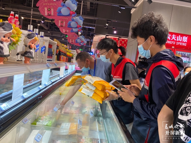 食品抽檢(春城晚報(bào)-開(kāi)屏新聞?dòng)浾?王磊 攝)