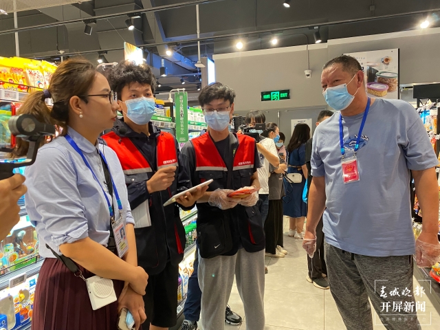 食品抽檢(春城晚報(bào)-開(kāi)屏新聞?dòng)浾?王磊 攝)