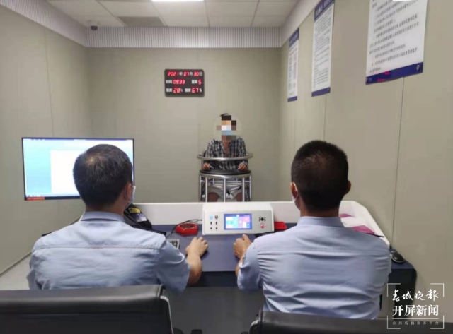 赤裸上身不戴口罩四處游逛！德宏盈江一男子酒后洋相盡出被拘留（春城晚報-開屏新聞記者 馬楠 通訊員 楊新月 攝）