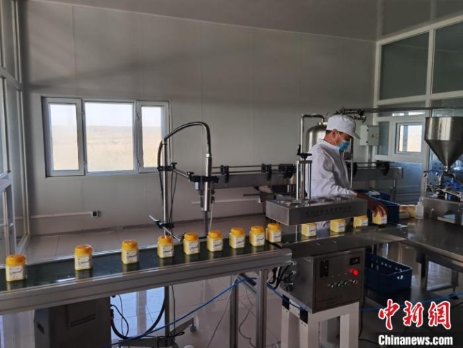 圖為工作人員正在生產車間工作?！∈茉L者供圖