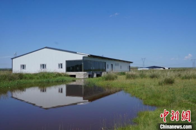 圖為坐落在生態(tài)牧場上的加工廠?！∈茉L者供圖